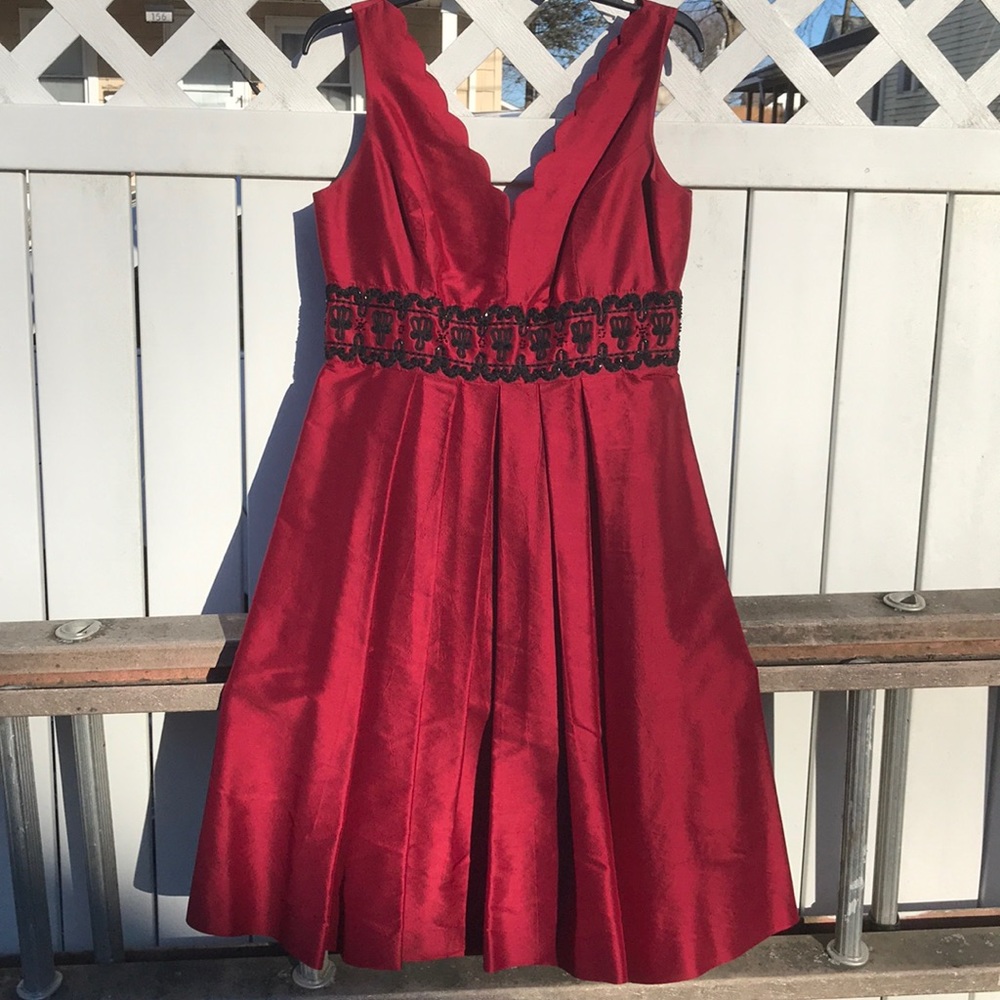 Beautiful burgundy dress - Picture 2 of 4